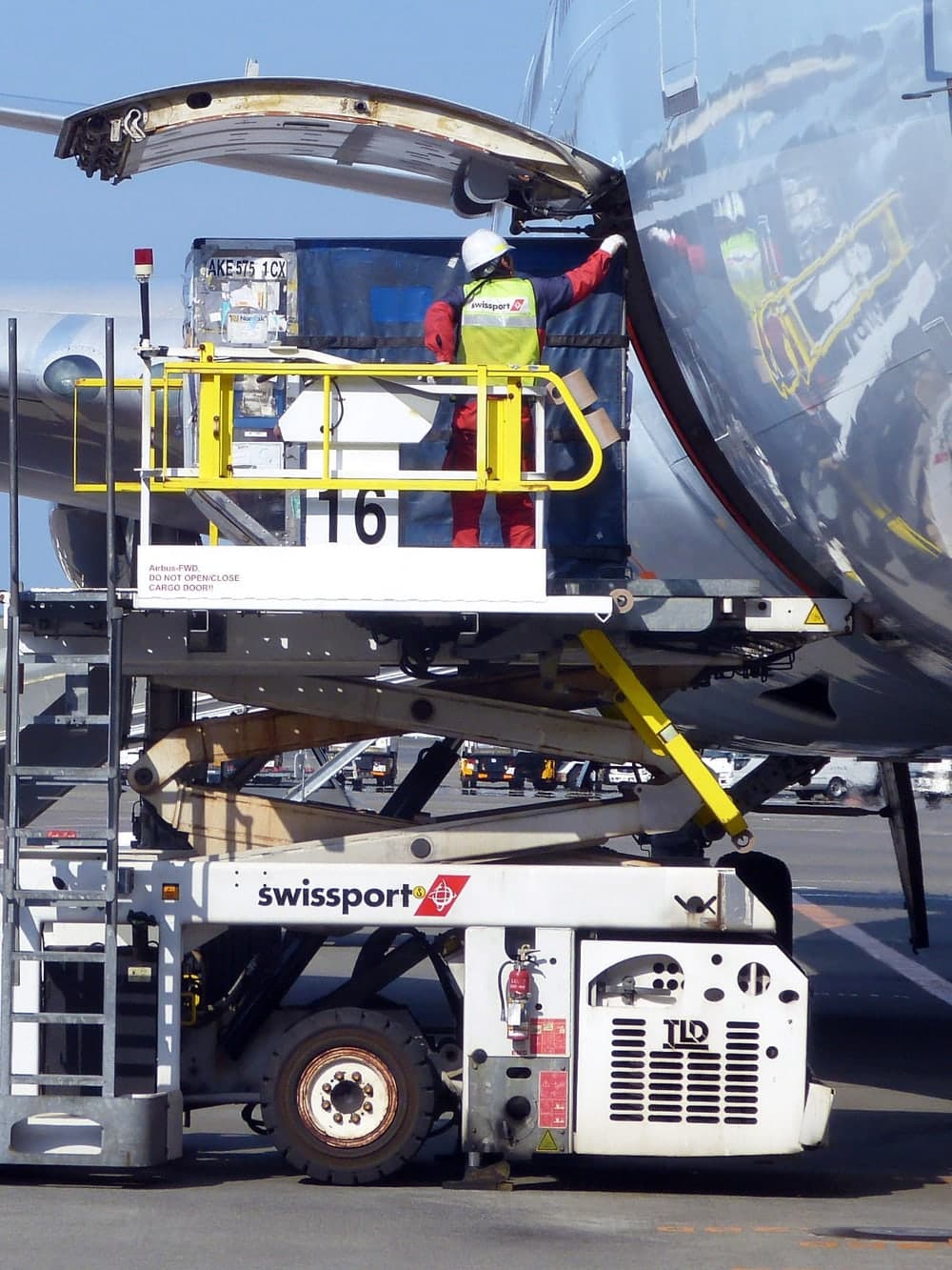 Freighter aircraft and air cargo terminal